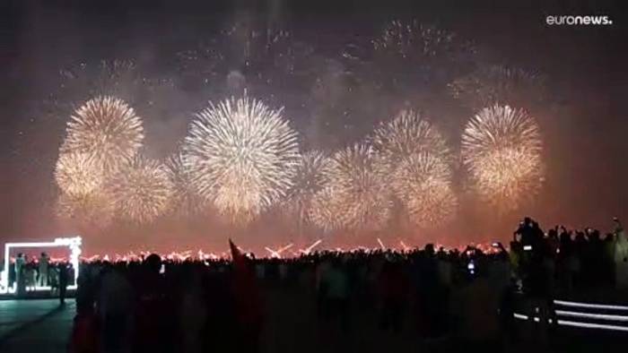 Video: WM vor dem Anpfiff: Feuerwerk und Bier erfreuen Fans in Doha