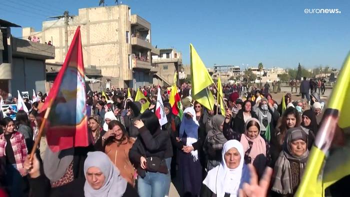 Video: Nach türkischen Luftangriffen: Kurden protestieren in Syrien