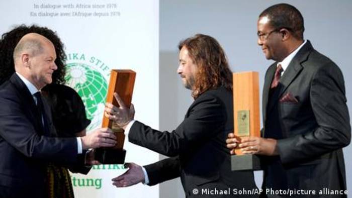 Video: Deutscher Afrika-Preis 2022 für die Entdecker der Omikron-Variante