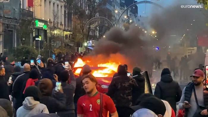 News video: Krawalle in Brüssel nach 0 : 2 Niederlage Belgiens gegen Marokko - Polizei setzt Wasserwerfer ein