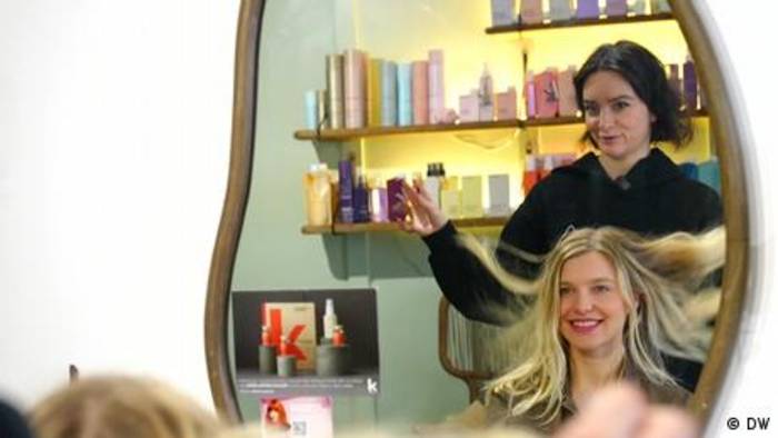 News video: Friseurin will mit Haaren Meer retten