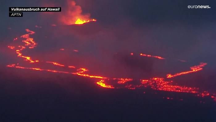 Video: Vulkan Mauna Loa auf Hawaii: Langsam strömt die Lava gen Tal