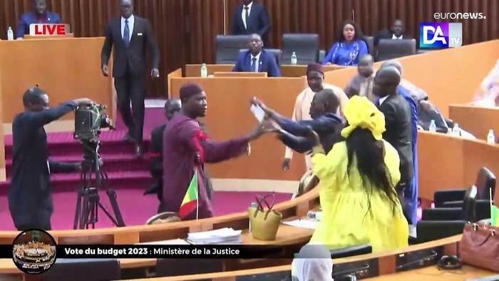 Video: Ohrfeige nach Beleidigung: Schlägerei in Senegals Parlament