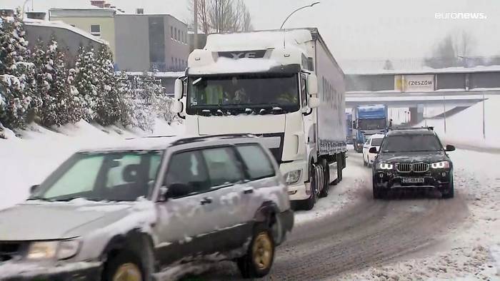 Video: Winterwetter bringt Schneechaos und Verkehrsstörungen