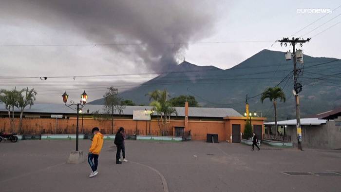 Video: Guatemala: Der Fuego raucht und spuckt Lava