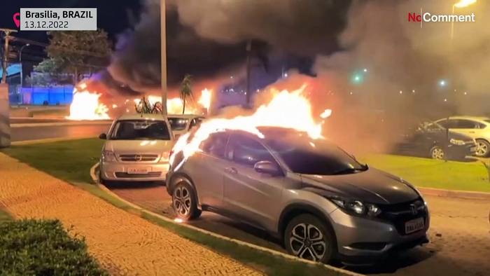 Video: Brasília: Bolsonaro-Anhänger protestieren und setzen Bus in Brand