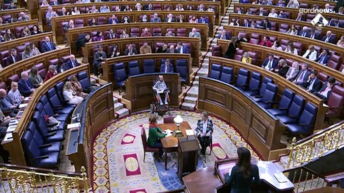 Video: Menstruationsurlaub in Aussicht: Spanisches Abgeordnetenhaus verabschiedet Gesetz
