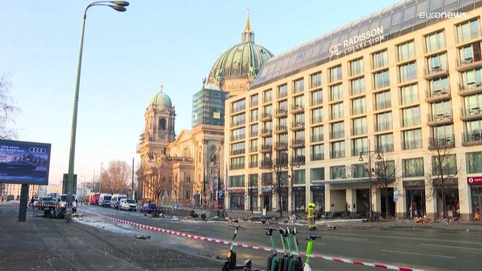 News video: Aquadom zerborsten: Hunderte Hotelgäste in Berlin-Mitte unter Schock