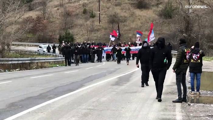 Video: Stacheldrahtsperren und geschlossene Grenzübergänge zwischen Serbien und Kosovo