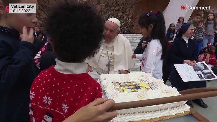 Video: Papst feiert mit Sahnetorte und weißen Tauben