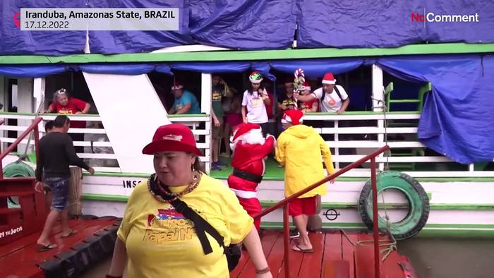 Video: Wenn Santa in den Dschungel schippert, kickt er mit Indigenen