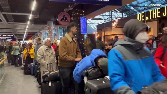 Video: Noch rechtzeitig zum Fest? Passagiere sitzen wegen Unwetter in Island fest