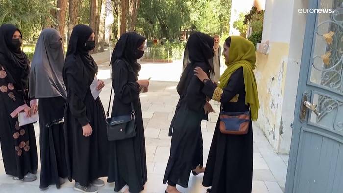 Video: Zum Schattendasein verdammt: Taliban verbieten Frauen Universitätsbildung