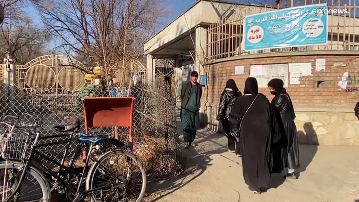 Video: #LetHerLearn: Studentinnen in Kabul bringen Wut über Univerbot zum Ausdruck