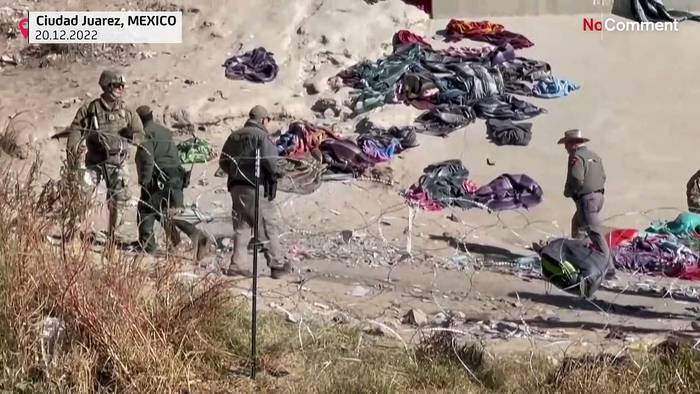 Video: Migrant:innen warten an der Grenze zwischen Mexiko und den USA