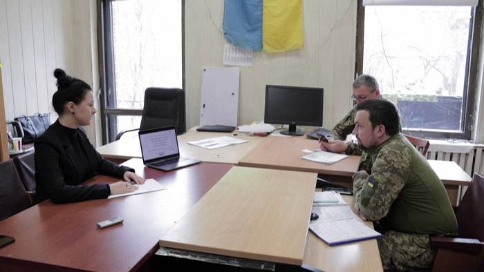News video: Englisch für ukrainische Soldaten: Lehrerin berichtet von der Front