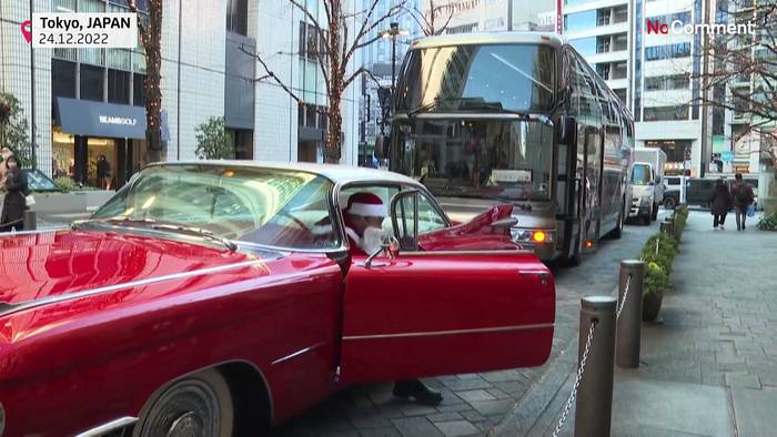 Video: Oldtimer statt Schlitten - Japanischer Autohändler als Weihnachtsmann