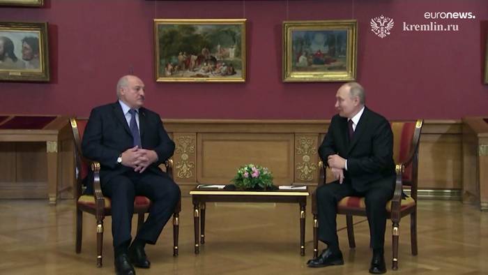 Video: Ungezwungene Atmosphäre? Putin und Lukaschenko sprechen im Russischen Museum