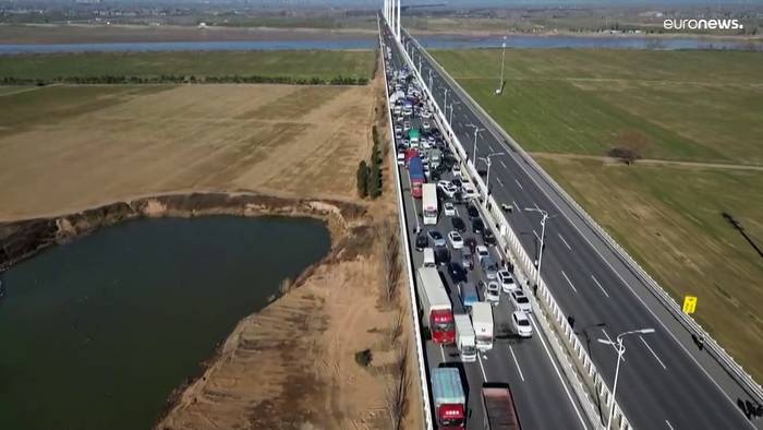 Video: Massencrash auf Autobahnbrücke: Hunderte Fahrzeuge verkeilt