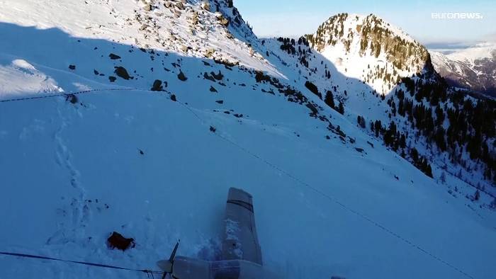 Video: Crash in den Dolomiten: 22-jähriger Pilotin gelingt Bauchlandung im Schnee