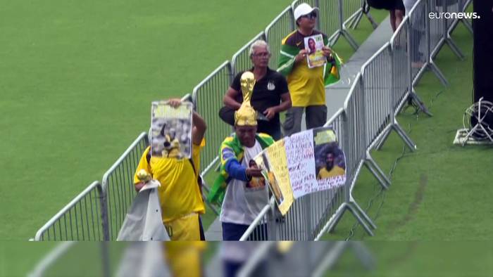 Video: Abschied im Heimatstadion: Tausende erweisen Pelé die letzte Ehre
