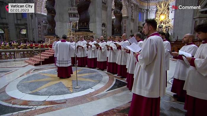 Video: Gläubige nehmen Abschied von aufgebahrten Benedikt XVI.