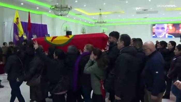 Video: Nach Schießerei in Paris: Trauerfeier für die kurdischen Opfer
