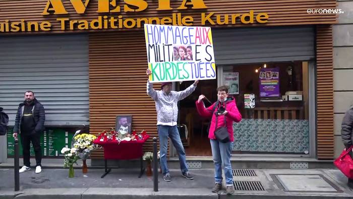 Video: Kurdischer Schweigemarsch für Todesopfer des Angriffs in Paris vor zehn Jahren