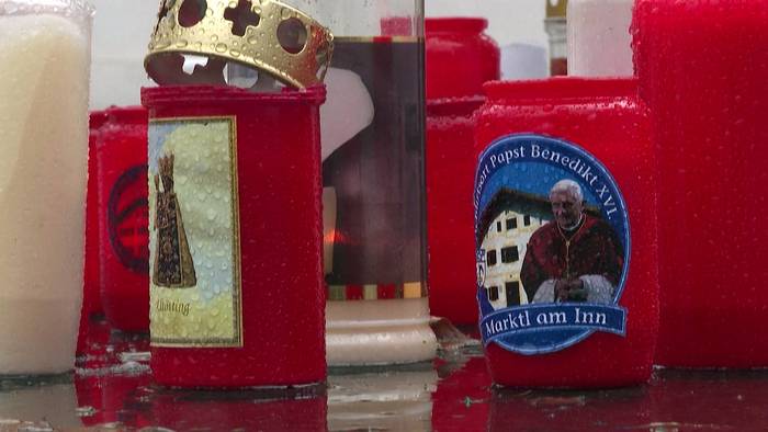 News video: Kirchenglocken um elf Uhr: Katholiken in der ganzen Welt nehmen Abscheid von Benedikt XVI.