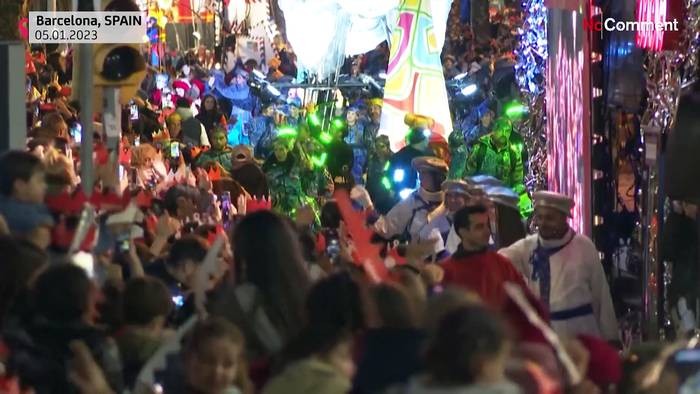 Video: Farbenfrohes Spektakel: Barcelonas Umzug zum Dreikönigstag