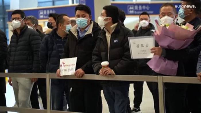 News video: Trotz 2,5 Mio. Neuinfektionen pro Tag: China öffnet Grenzen, erster Besucherstrom aus Hongkong