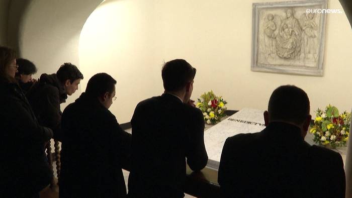 News video: Gläubige und Pilger dürfen zum Grab von Benedikt XVI.