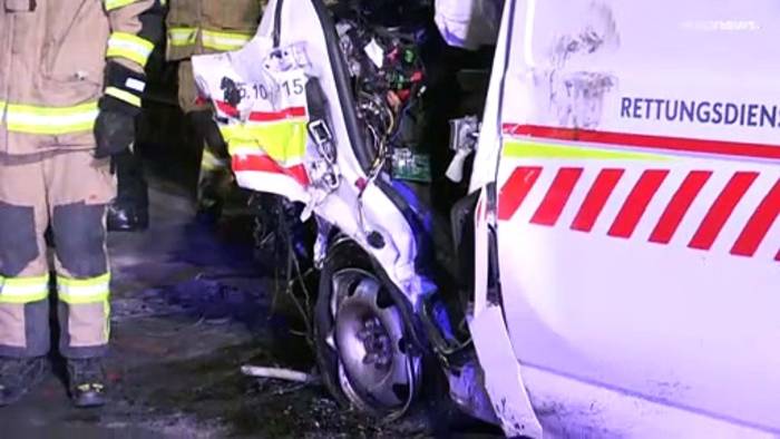Video: Frontal-Crash auf Bundesstraße: 76-Jähriger stirbt im Rettungswagen