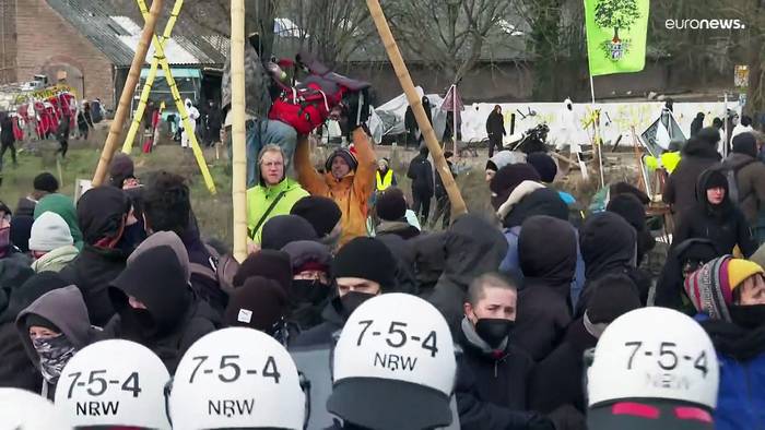 Video: Lützerath: Polizei entfernt erste Barrikaden