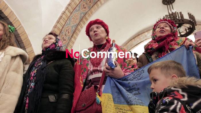 News video: Menschen in Kiewer U-Bahn-Station feiern das Neujahrsfest Malanka