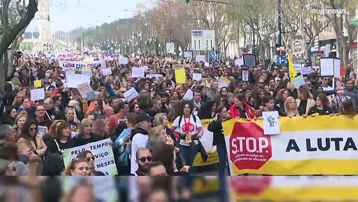 Video: Auf einer Demo in Lissabon fordern Lehrkräfte Portugals mehr Geld und besserer Arbeitsbedingungen