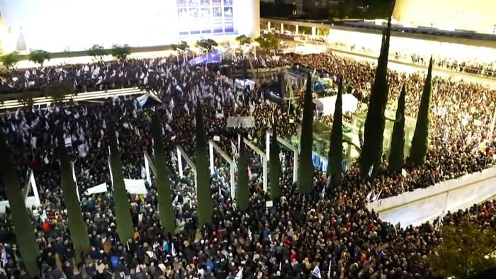 News video: Tausende auf der Straße in Tel Aviv , um gegen die Regierung Netanyahu zu protestieren