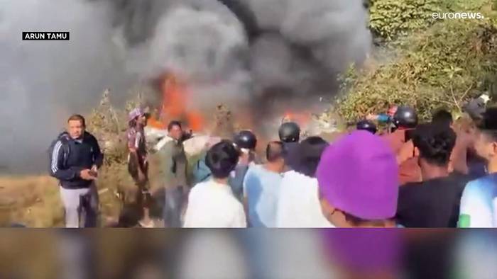 News video: Nach tödlichem Flugzeugabsturz in Nepal - Rauch und Feuer erschweren Suche nach Vermissten