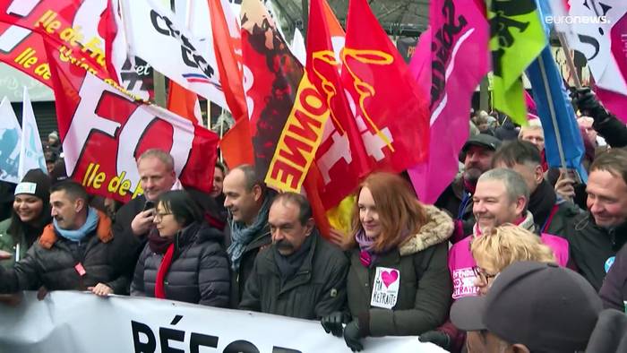 Video: Aus Protest gegen die Rentenreform: Landesweite Streiks und Proteste in Frankreich