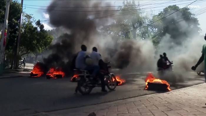 News video: Port-au-Prince: Polizisten verbrennen Autoreifen