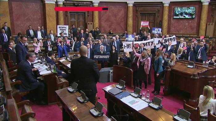 Video: Abgeordnete prügeln sich im Parlament in Serbien