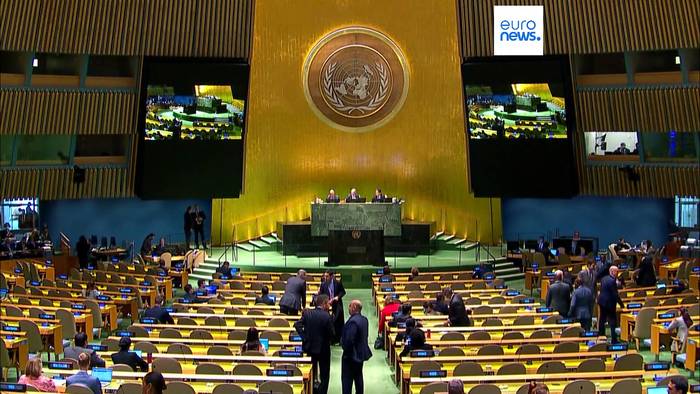 Video: Erdbeben: Mehrere tausend Tote - Sieben Tage Staatstrauer in der Türkei