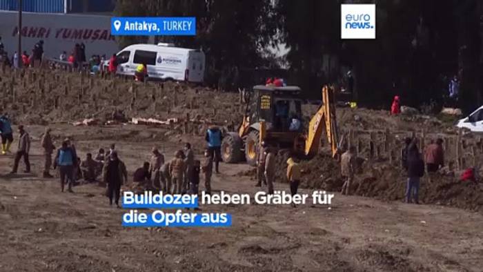 Video: Behelfsmäßiger Friedhof in Antakya: Bulldozer heben die Gräber aus