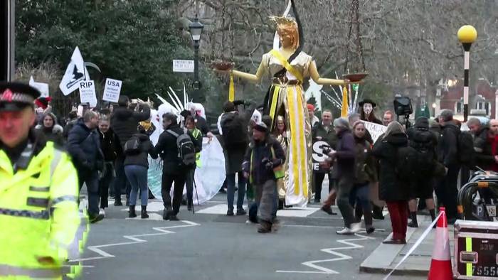 Video: „Karnevalsparade“ für WikiLeaks-Gründers Julian Assange