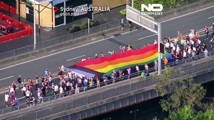 Video: WorldPride in Australien: 50.000 auf der Sydney Harbour Bridge