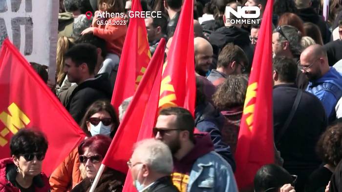 Video: Nach Zugunglück: Demos und Krawalle in Athen