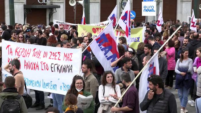 Video: Wegen Zugunglücks erneut große Demonstration in Athen