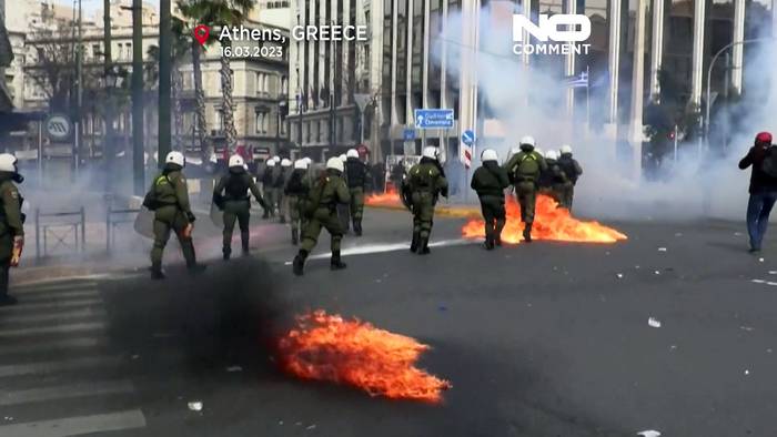 Video: Athen: Erst friedliche Kundgebung, dann Straßenschlacht