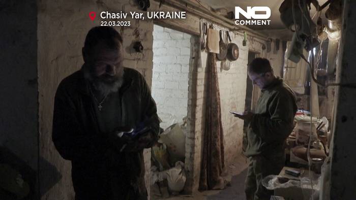 News video: Eine Zigarette an der Front vor Bachmut in der Ukraine - unter Beschuss der Russen