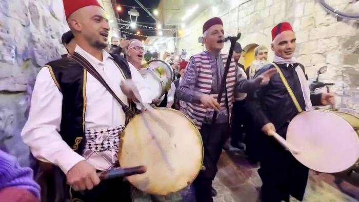 Video: Muslime feiern Beginn des Ramadan in Jerusalem